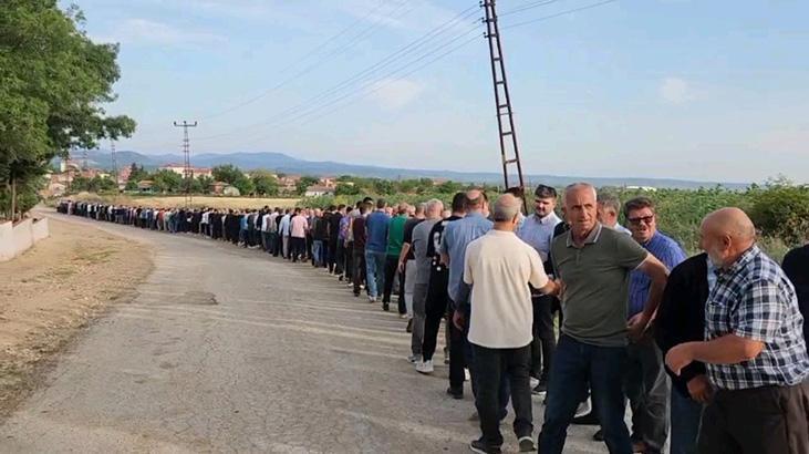 90 yıldır devam eden gelenek! 10 bin kişi aynı anda bayramlaştı