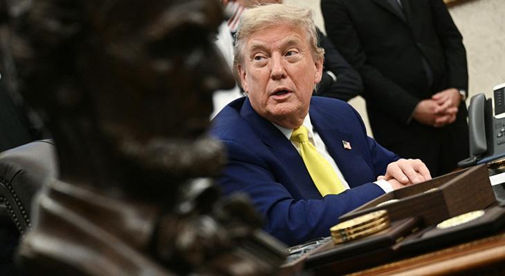 ABD basını: Trump, danışmanlarıyla İran'a 'sığınak avcısı' bombalarla saldırı planını değerlendiriyor!
