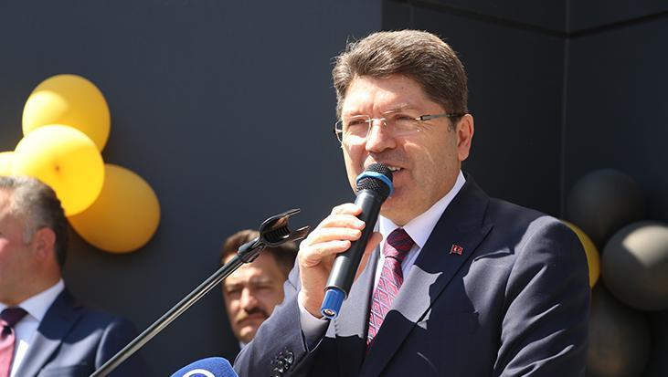 Adalet Bakanı Tunç, Kayseri'de öğrencilere karne dağıttı