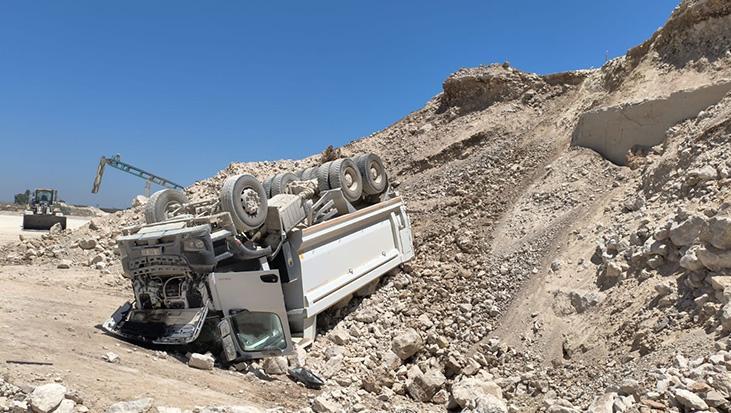 Adana'da devrilen hafriyat kamyonunun sürücüsü hayatını kaybetti