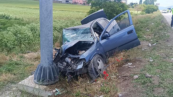 Afyonkarahisar’da otomobil yön tabelasına çarptı: 1 kişi hayatını kaybetti