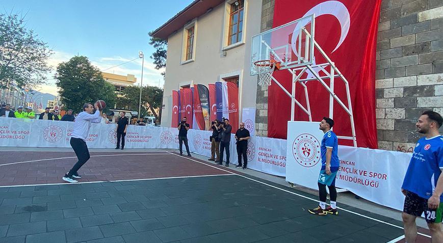 Bakan Bayraktar Erzincan'da gençlerle basketbol maçı yaptı