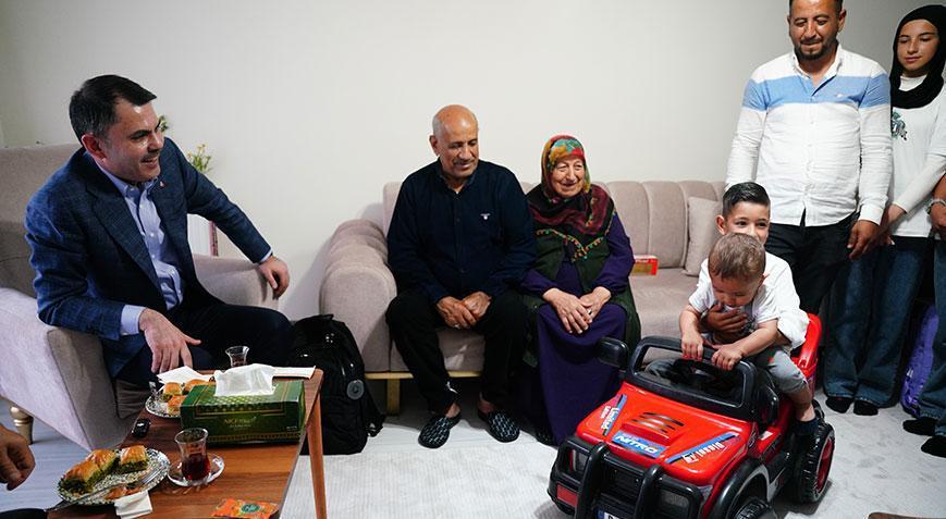 Bakan Kurum evlerine kavuşan depremzede aileye misafir oldu