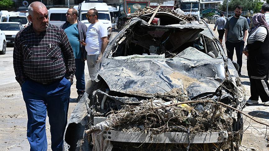 Bir kent kabusu yaşadı! 8 aracı yuttu, hepsi hurdaya döndü