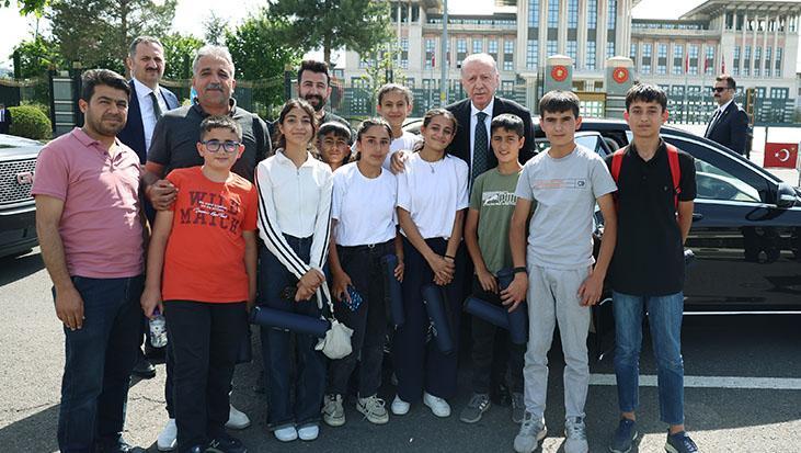 Cumhurbaşkanı Erdoğan, 15 Temmuz Şehitler Anıtı'nı ziyaret eden çocuklarla görüştü