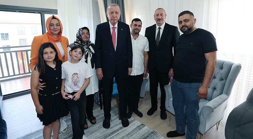Cumhurbaşkanı Erdoğan'dan depremzede aileye ziyaret
