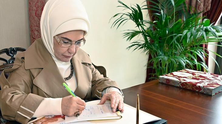 Cumhurbaşkanının eşi Emine Erdoğan, Türk Kızılay'a kurban bağışında bulundu