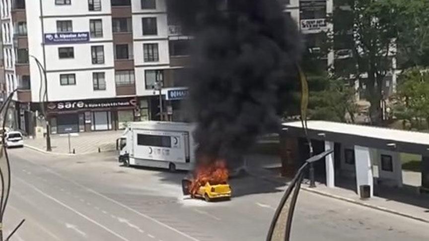 Elazığ’da can pazarı! Çakmağı çakmasıyla ticari taksi alev topuna döndü