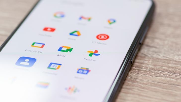 Google Meet’e konuşurken canlı çeviri özelliği geliyor