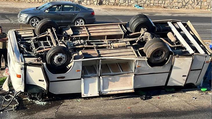 Hatay'da tarım işçilerini taşıyan minibüs takla attı: 25 Yaralı