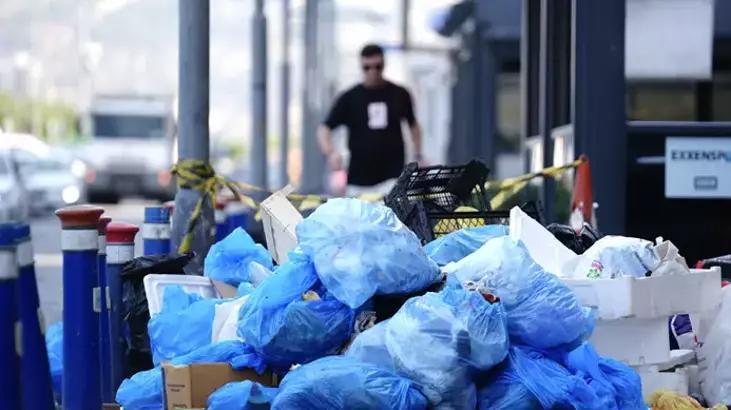 İzmir'de Büyükşehir Belediyesi işçileri grevde! Toplanmayan çöplere tepkiler büyüyor