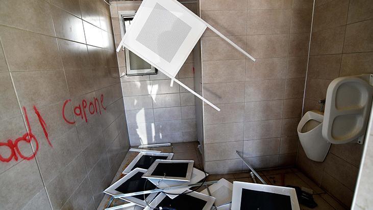 İzmir'de pazar yerine saldırı: Camlar kırıldı, tahrip edildi, tavan kaplamaları söküldü