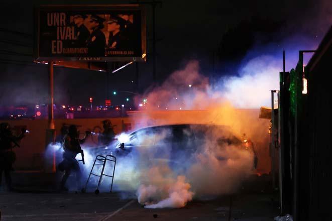 Los Angeles karıştı: Trump ulusal muhafızları bölgeye gönderiyor, işte kaostan görüntüler