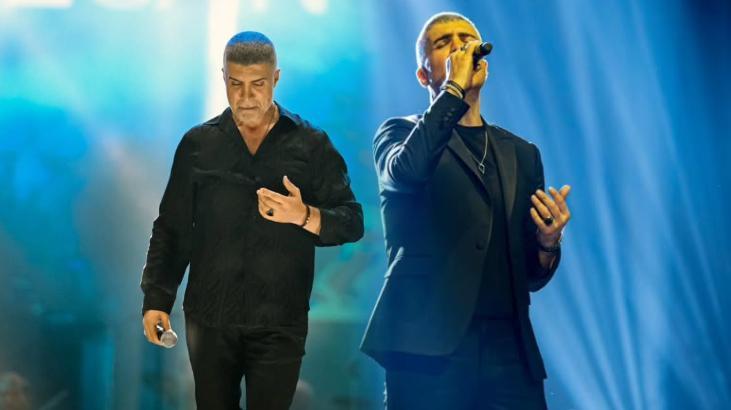 Özcan Deniz sahneye davet etti, sürpriz isimle şarkı söyledi! Yeni imajı dikkat çekti