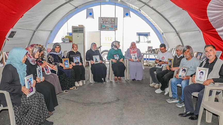 PKK kendisini feshettiğini duyurdu! Diyarbakır'da evlat nöbeti tutan aileler konuştu