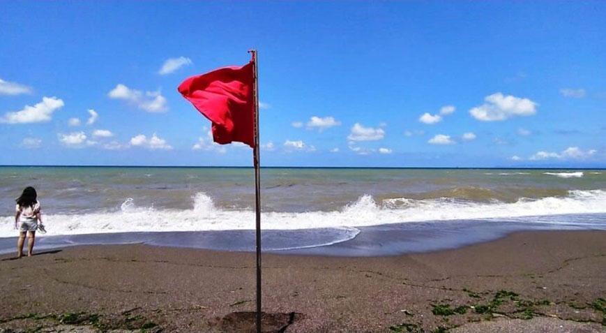 Plaja kırmızı bayraklar asıldı! Denize girmek yasaklandı