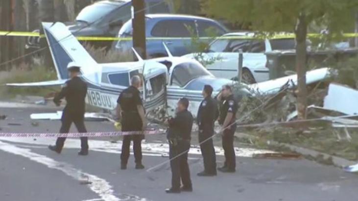 San Diego'da mahalleye uçak düştü! Evler ve araçlar alev alev