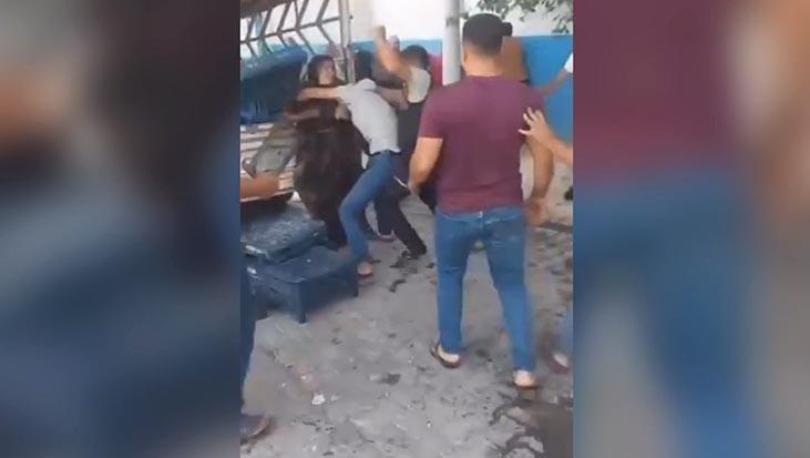 Semt pazarı savaş alanına döndü: Kadın ve pazarcı kasalarla birbirine girdi