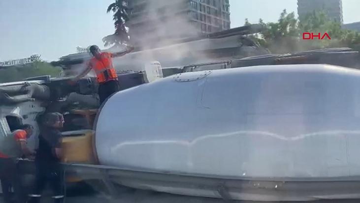 Son dakika: Küçükçekmece D-100 yan yolda beton mikseri devrildi