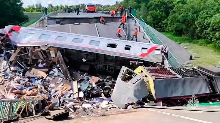 Son Dakika! Rusya'da iki köprü 'patlamalarla' çöktü: 7 ölü