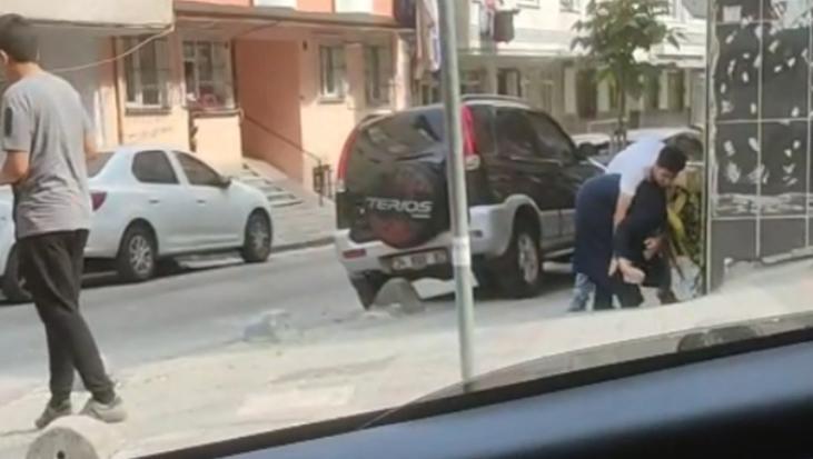 Sultangazi’de annesini sokak ortasında darbetti, kimse müdahale etmedi
