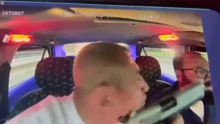Taksiciyi silahla gezdirip gasp etti! Dehşet anları kamerada