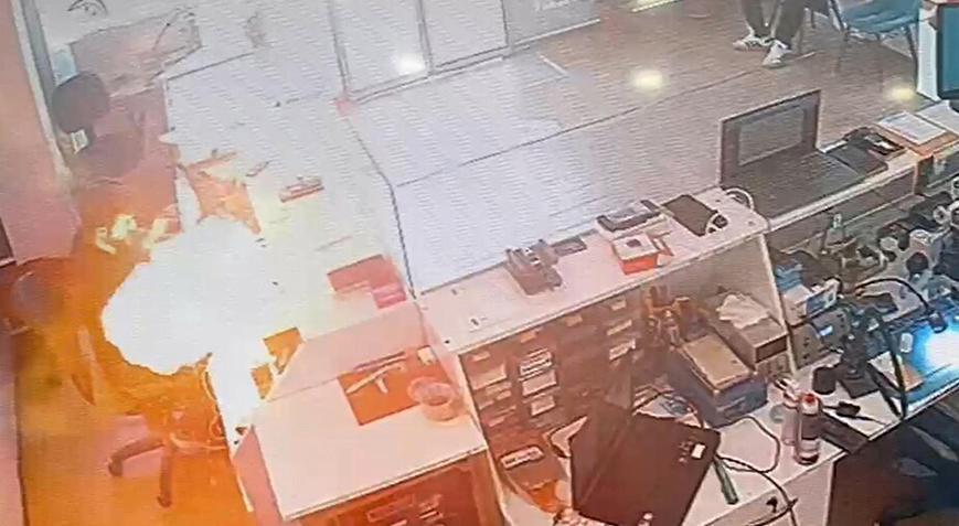 Telefon bataryası bomba gibi patladı! Korku dolu anlar anbean kaydedildi