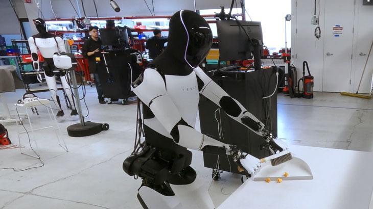 Tesla’nın insansı robotu ev işlerini yapmaya başladı