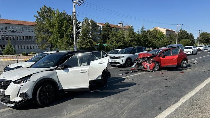 Uşak'ta feci kaza! 4 aracın birbirine girdiği zincirleme kazada 7 kişi yaralı