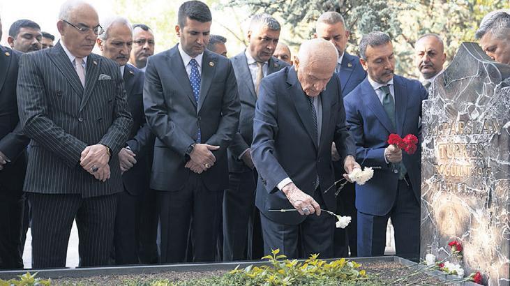 Yeni dönem için ‘4 adım’ çağrısı! MHP lideri Devlet Bahçeli, Türkeş’in kabrini ziyaret etti