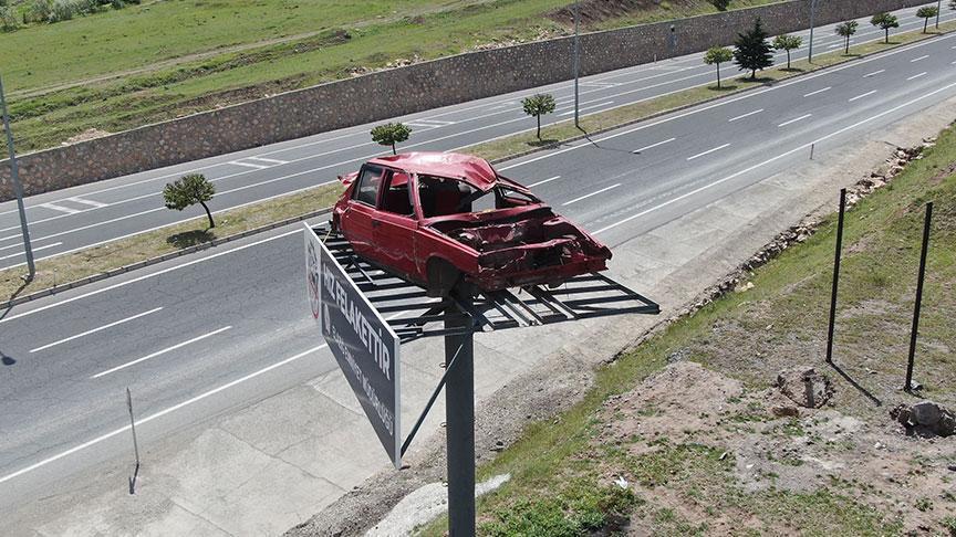 Yer: Elazığ! Yol kenarındaki kazalı araç, sürücüleri yavaşlattı