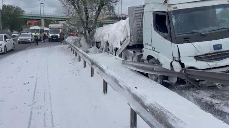 Zeytinburnu D-100'de alçı yüklü TIR bariyerlere çarptı; trafik yoğunluğu oluştu