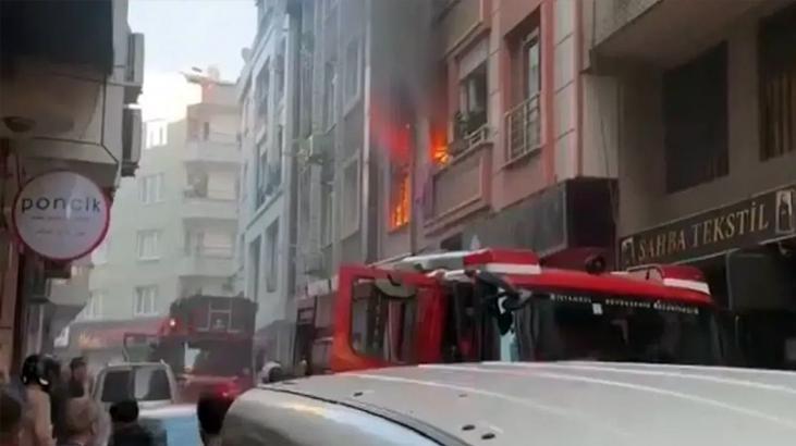 Zeytinburnu'nda 3 katlı binada yangın! Balkondan atlayan çocuk yaralandı